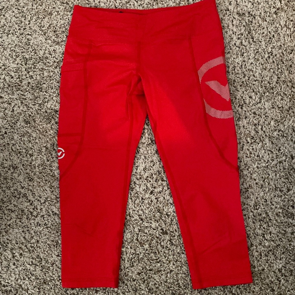 VIRUS Compression Capri Leggings